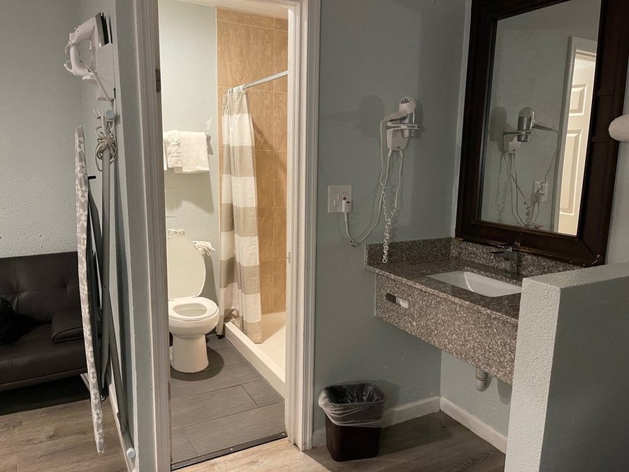 Relax Inn — Bathroom