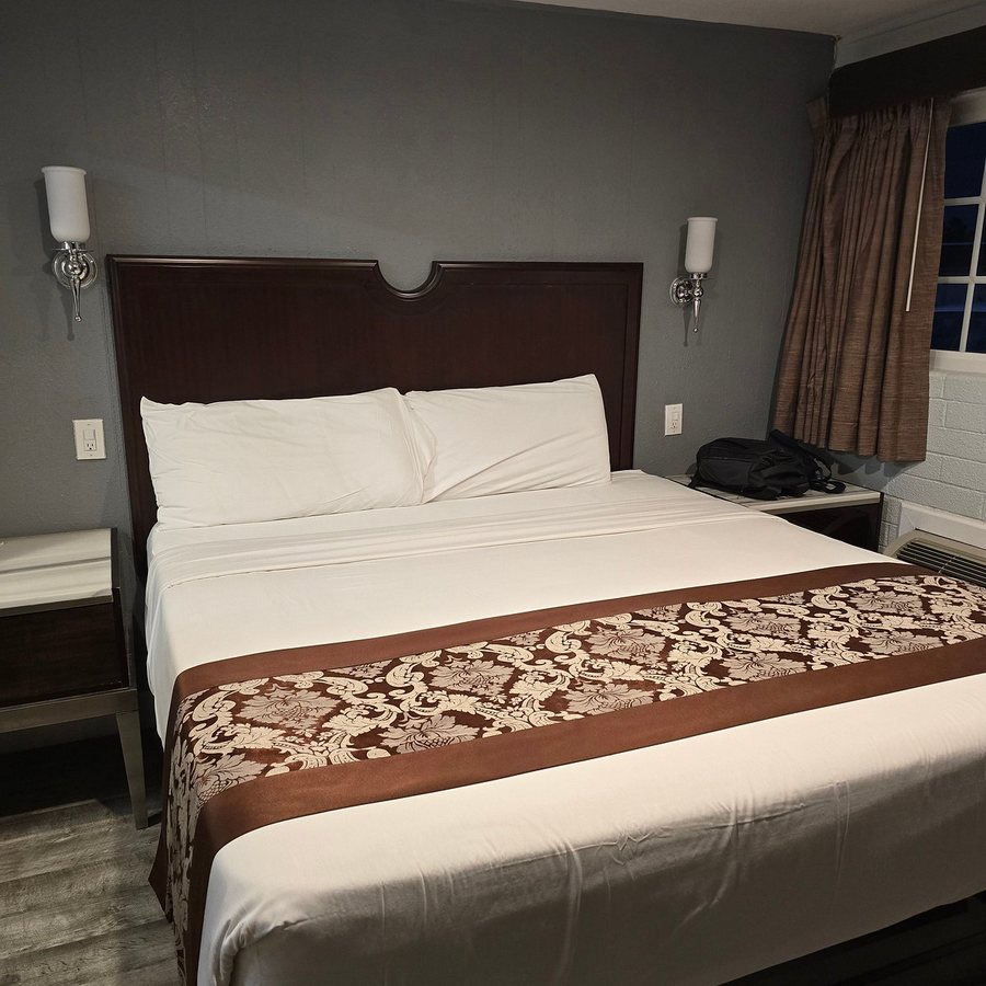 Relax Inn — Guest room