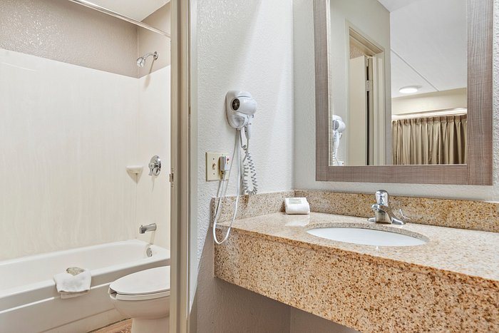 Relax Inn Monroe — Bathroom
