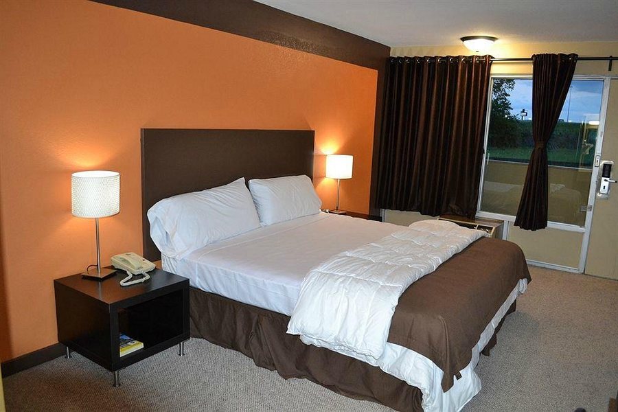 Relax Inn Monroe — Guest room