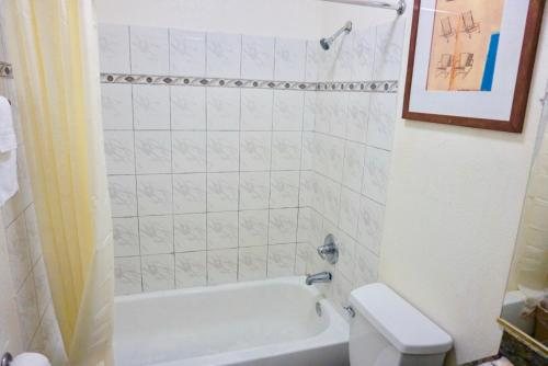 Relax Inn Motel Los Angeles California — Bathroom