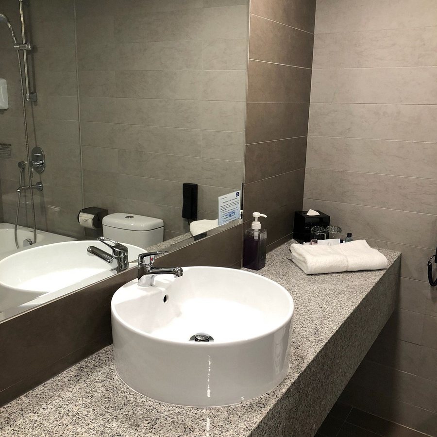 RELC International Hotel — Bathroom