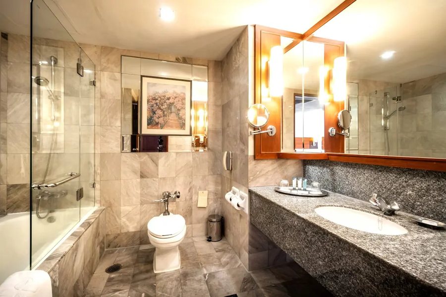 Rembrandt Hotel Bangkok Bangkok — Bathroom