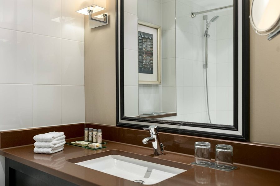 Renaissance Amsterdam Hotel — Bathroom