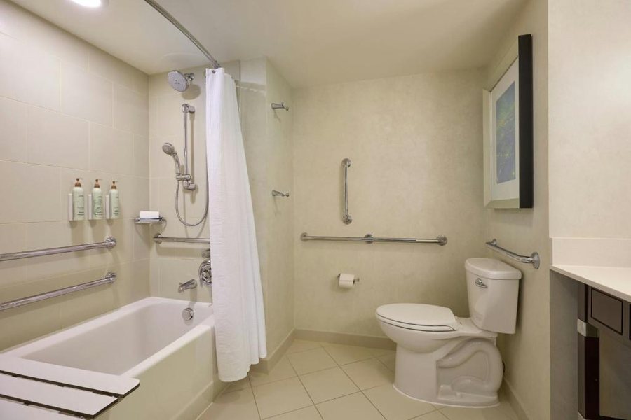 Renaissance Arlington Capital View Hotel — Bathroom