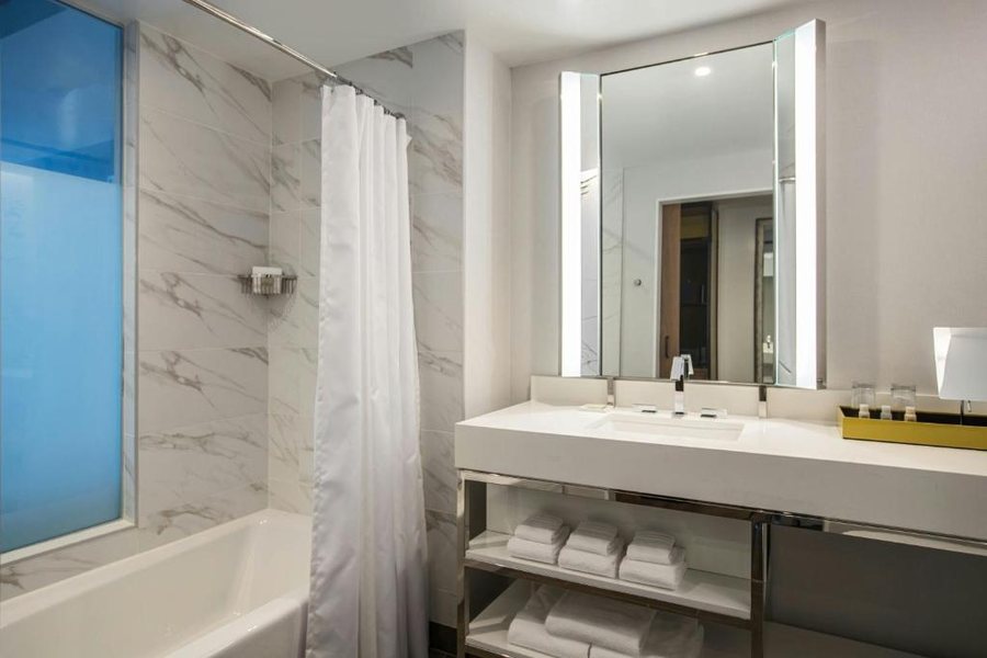Renaissance Atlanta Airport Gateway Hotel — Bathroom