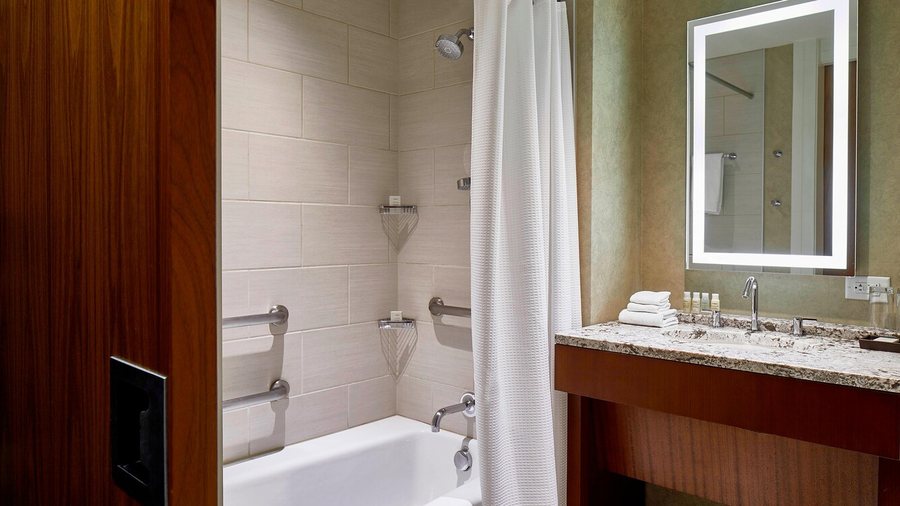 Renaissance Atlanta Midtown Hotel — Bathroom