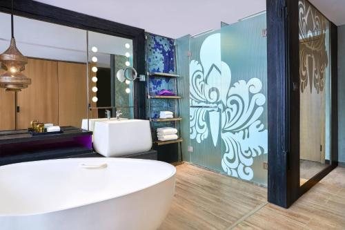 Renaissance Bali Nusa Dua Resort — Bathroom