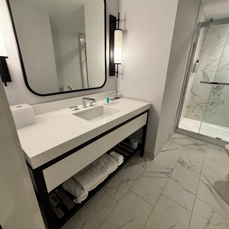 Renaissance Baltimore Harborplace Hotel — Bathroom