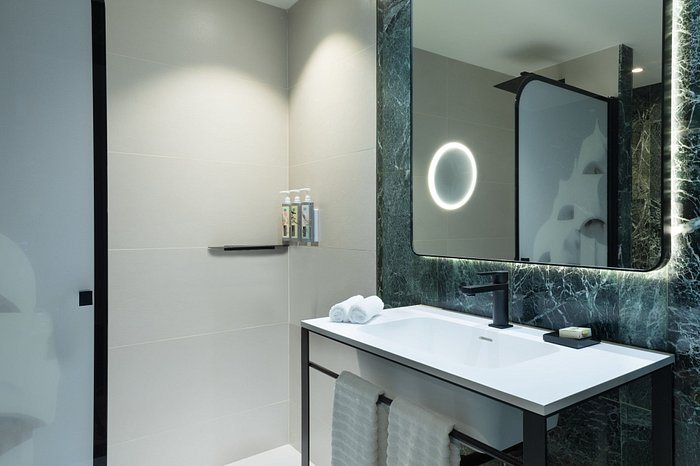 Renaissance Barcelona Hotel Barcelona Catalonia — Bathroom