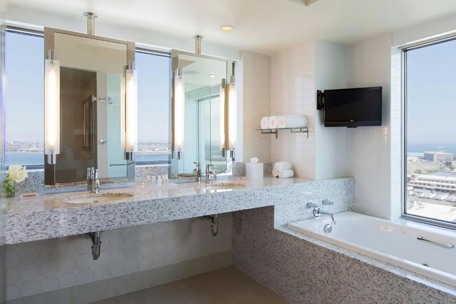 Renaissance Boston Seaport District — Bathroom