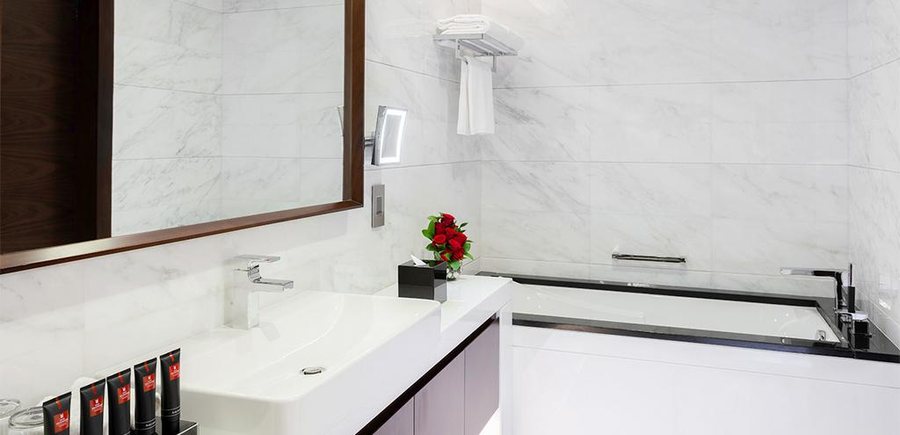 Renaissance Business Bay Hotel Dubai — Bathroom