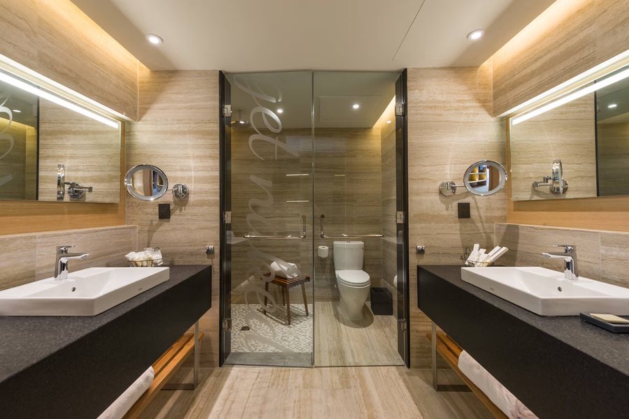 Renaissance Cancun Resort Marina — Bathroom