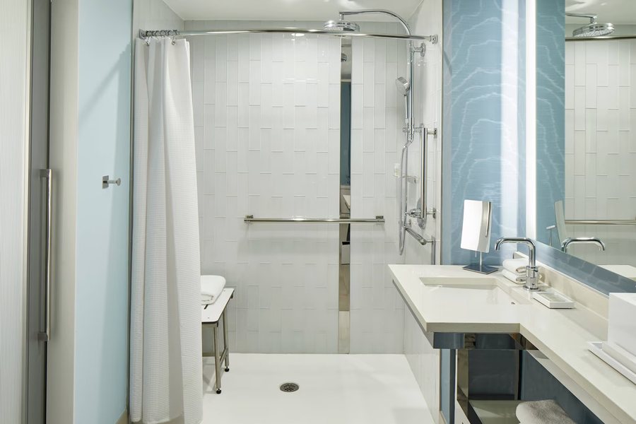 Renaissance Charlotte SouthPark Hotel — Bathroom