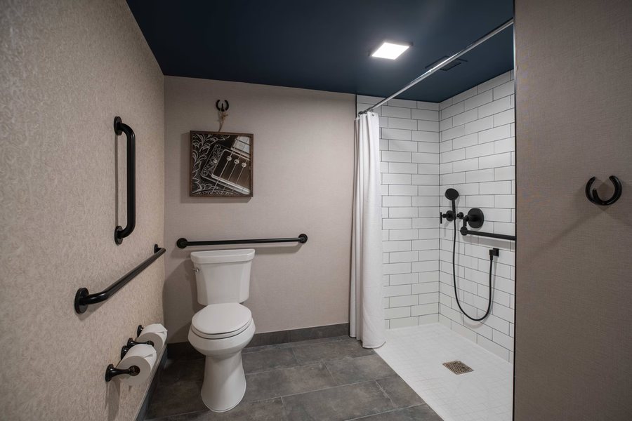 Renaissance Dallas Addison Hotel — Bathroom