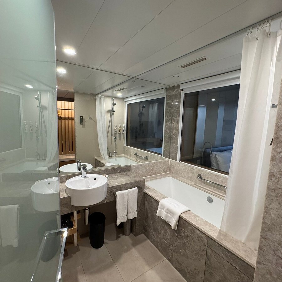Renaissance Hong Kong Harbour View Hotel — Bathroom
