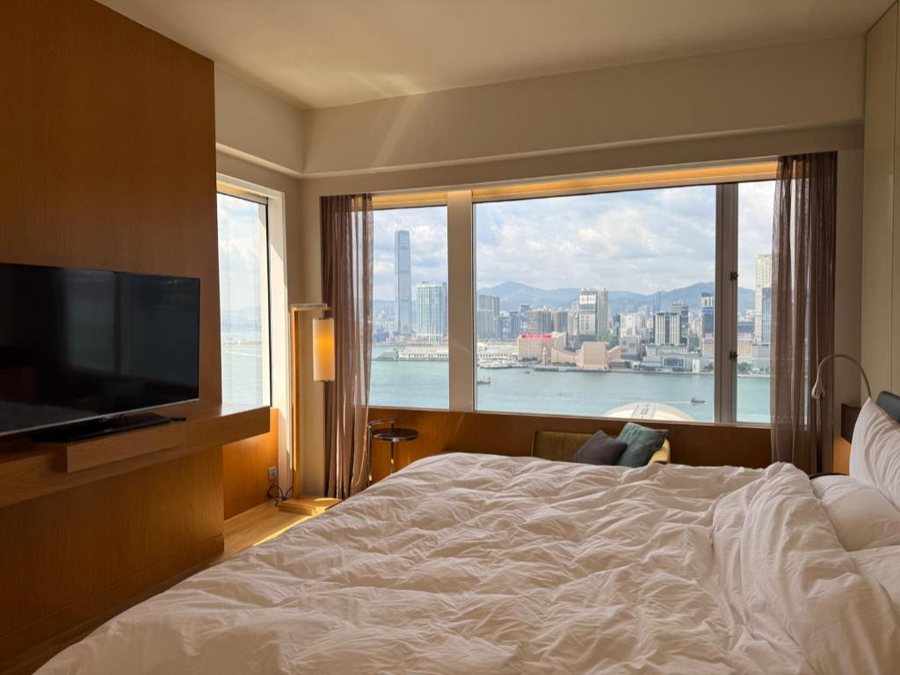 Renaissance Hong Kong Harbour View Hotel — Guest room