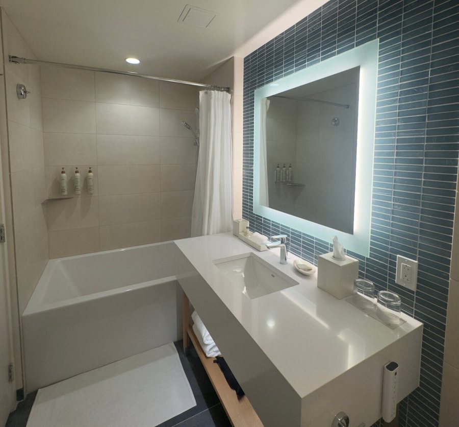 Renaissance Honolulu Hotel Spa — Bathroom