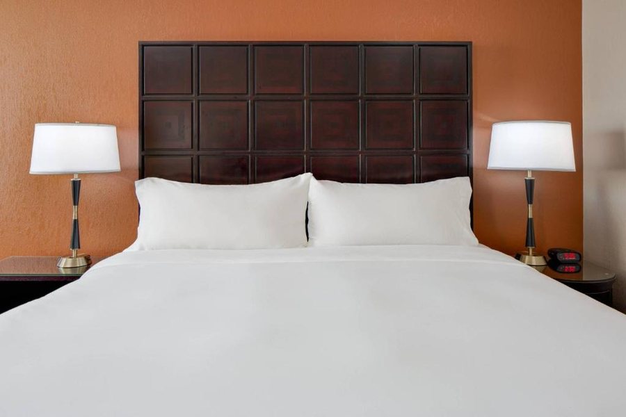 Renaissance Indianapolis North Hotel — Guest room