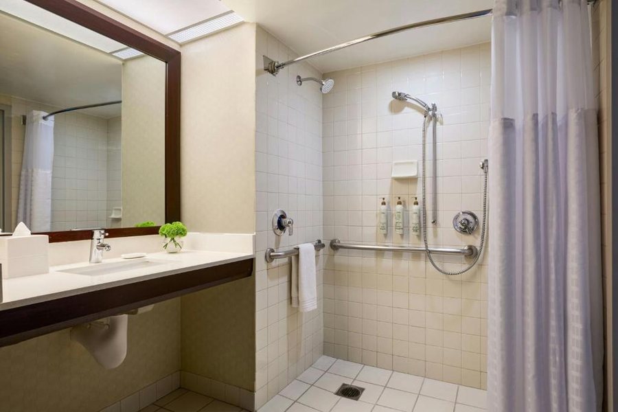 Renaissance Los Angeles Airport Hotel Los Angeles California — Bathroom