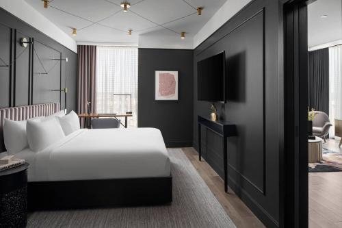 Renaissance Milwaukee West Hotel — Guest room