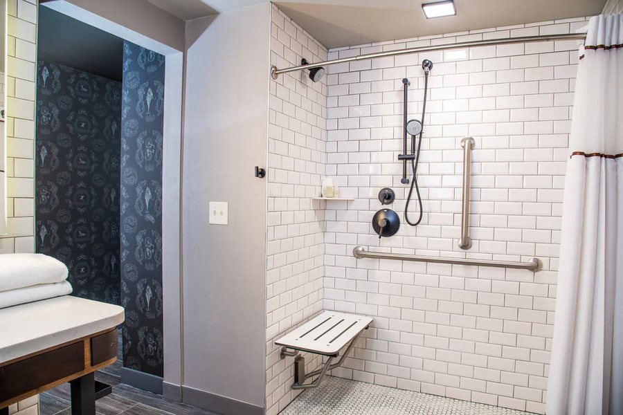 Renaissance Minneapolis Hotel The Depot — Bathroom