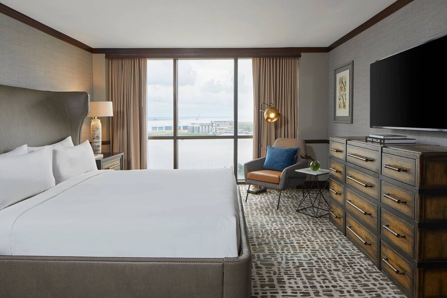 Renaissance Mobile Riverview Plaza Hotel — Guest room