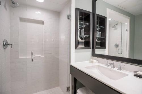 Renaissance New Orleans Pere Marquette French Quarter Area Hotel — Bathroom