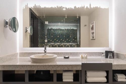 Renaissance New York Times Square Hotel New York City New York — Bathroom