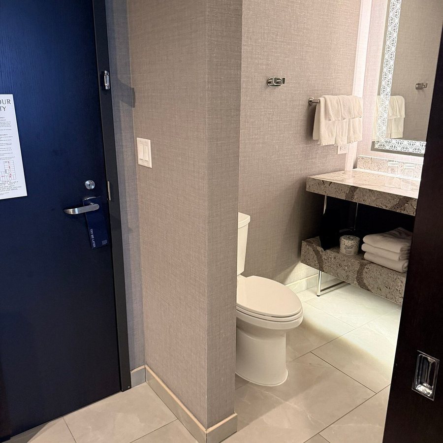 Renaissance Oklahoma City Downtown Bricktown Hotel — Bathroom