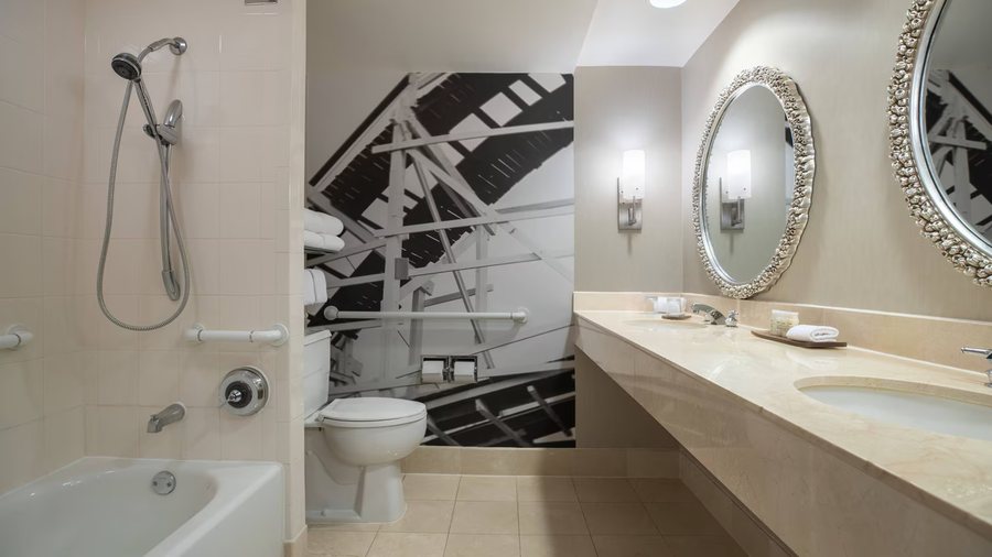 Renaissance Orlando At SeaWorld — Bathroom