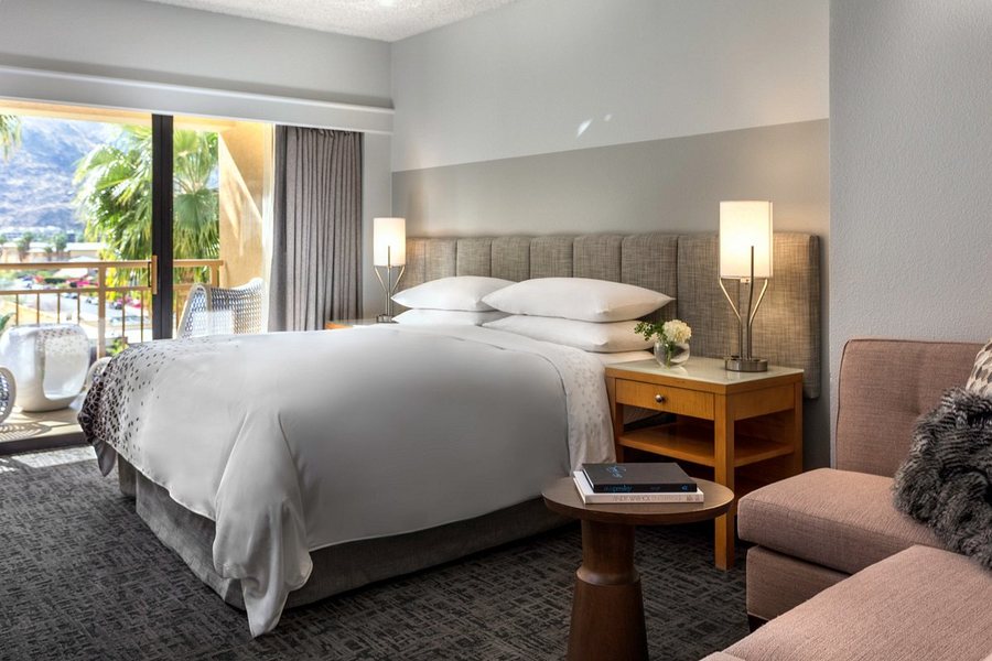 Renaissance Palm Springs Hotel — Guest room
