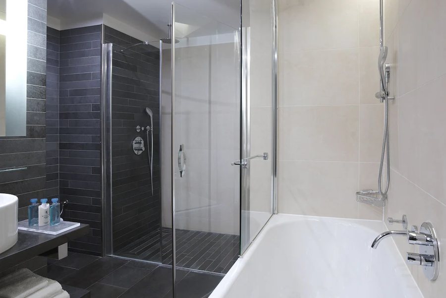 Renaissance Paris Arc de Triomphe Hotel — Bathroom
