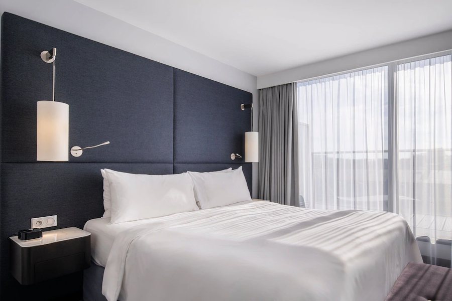 Renaissance Paris Arc de Triomphe Hotel — Guest room