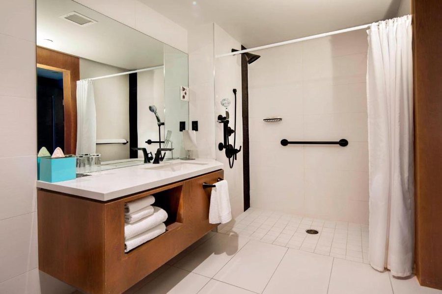 Renaissance Reno Downtown Hotel Spa — Bathroom