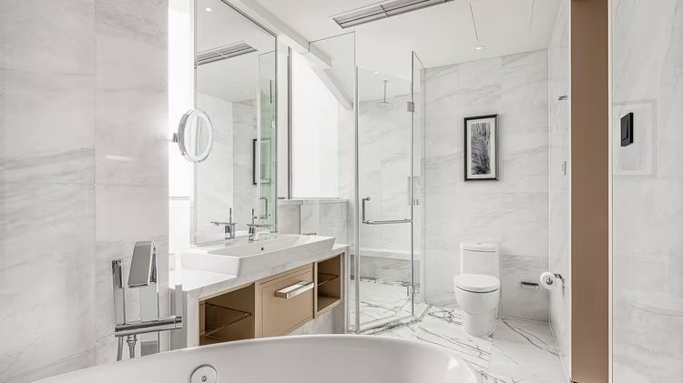 Renaissance Shanghai Caohejing Hotel — Bathroom