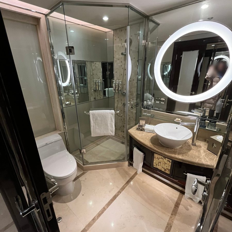 Renaissance Shanghai Pudong Hotel — Bathroom
