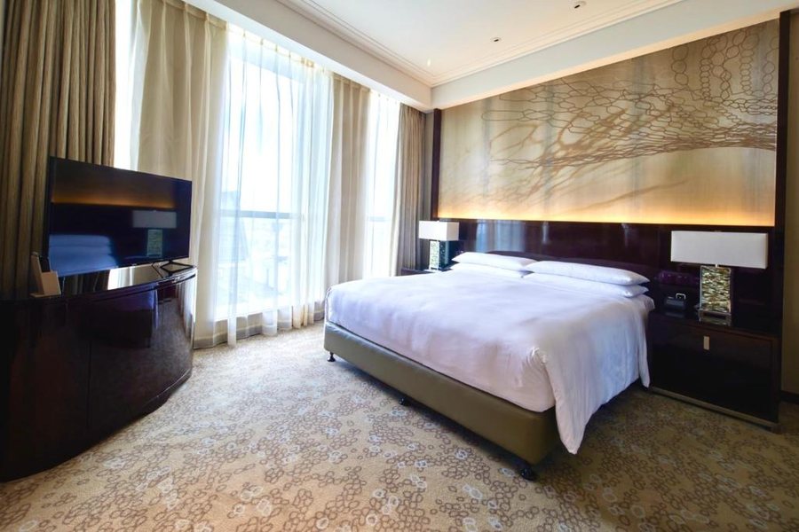 Renaissance Shanghai Pudong Hotel — Guest room