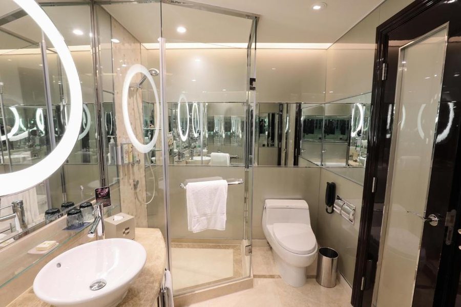 Renaissance Shanghai Putuo Hotel — Bathroom