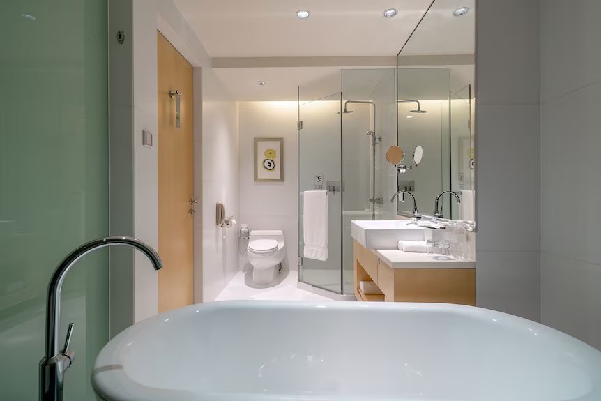 Renaissance Shanghai Yu Garden Hotel — Bathroom