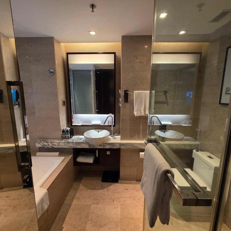 Renaissance Shanghai Zhongshan Park Hotel — Bathroom