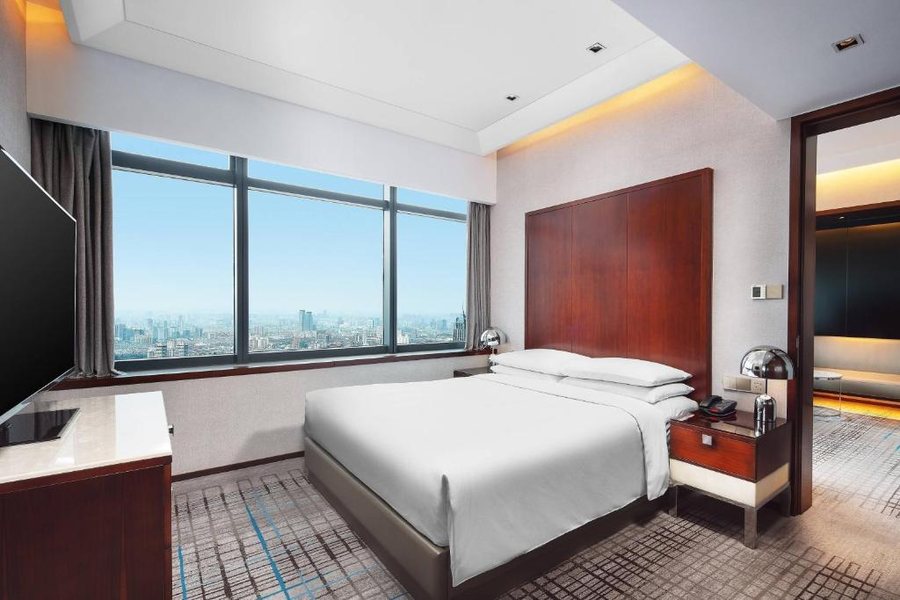 Renaissance Shanghai Zhongshan Park Hotel — Guest room