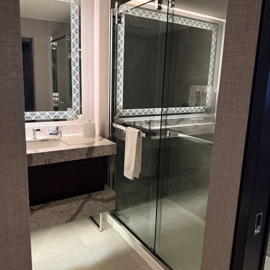 Renaissance Waterford Oklahoma City Hotel — Bathroom
