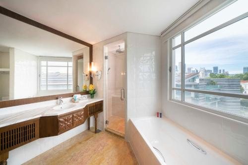Rendezvous Hotel Singapore by Far East Hospitality — Bathroom