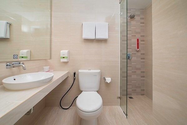 Renny s Tangkoko Safety Stop — Bathroom