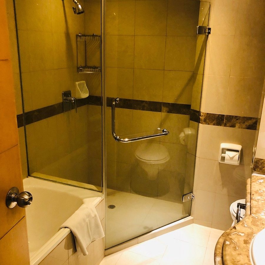 Republic of Singapore Yacht Club — Bathroom