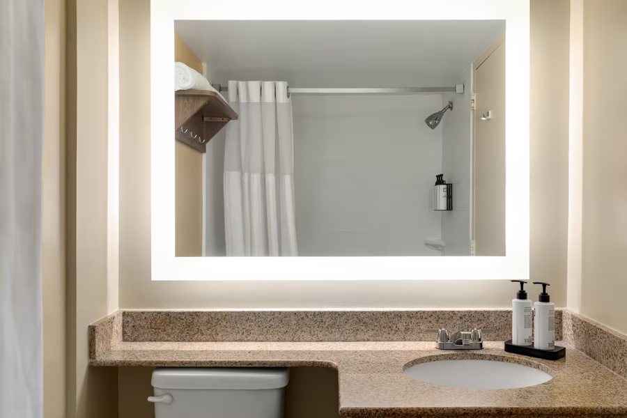 Reside Noma A Wyndham Residence — Bathroom