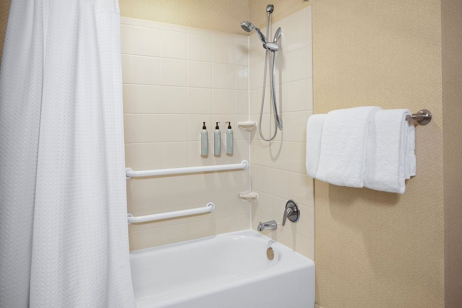 Residence Inn Aberdeen at Ripken Stadium — Bathroom