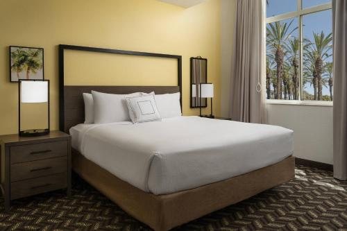 Residence Inn by Marriott Anaheim Resort Area Garden Grove — Guest room