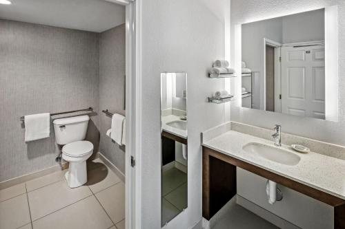 Residence Inn by Marriott Anchorage Midtown — Bathroom